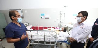 El ministro de Salud, César Vásquez, visita a dos pacientes hospitalizados por Síndrome de Guillain- Barré. Foto: Ministerio de Salud de Perú.