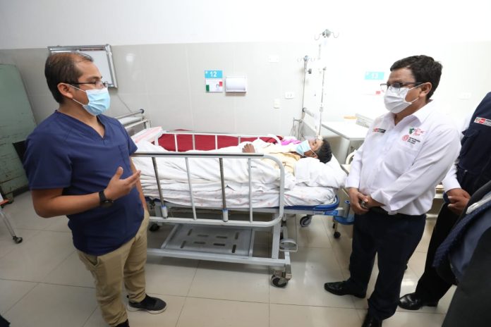 El ministro de Salud, César Vásquez, visita a dos pacientes hospitalizados por Síndrome de Guillain- Barré. Foto: Ministerio de Salud de Perú.