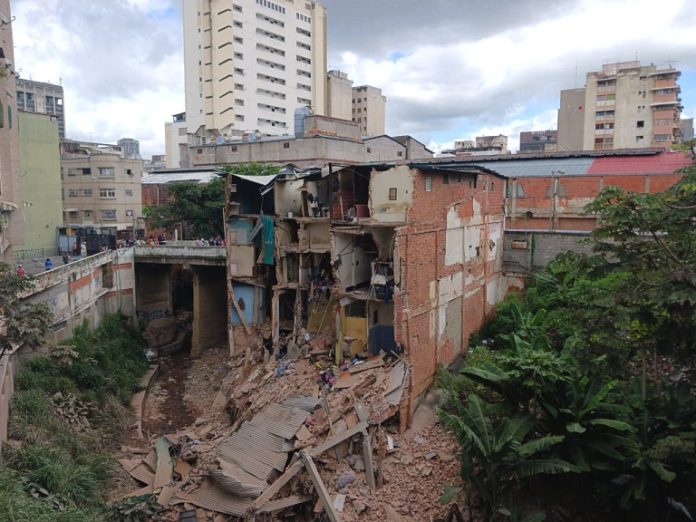 Derrumbe pensión Caracas