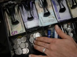 Economía venezolana - dinero bolívares y dólares - cajera