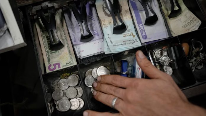 Economía venezolana - dinero bolívares y dólares - cajera