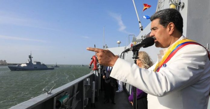 Nicolás Maduro frente al Lago de Maracaibo