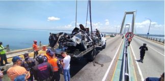 Sacan del lago de maracaibo vehículo que cayó desde el puente