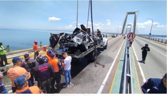 Sacan del lago de maracaibo vehículo que cayó desde el puente