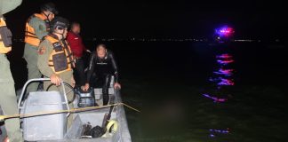 Funcionarios rescataron un cuerpo tras la caída de carro desde el puente sobre el Lago