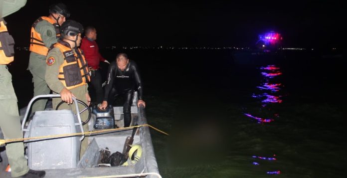 Funcionarios rescataron un cuerpo tras la caída de carro desde el puente sobre el Lago