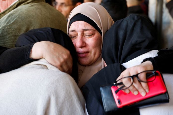 Dolientes reaccionan en un hospital, tras la muerte de palestinos a manos de tropas israelíes durante una redada, en Naplusa, en el territorio ocupado por Israel de Cisjordania palestinos muertos