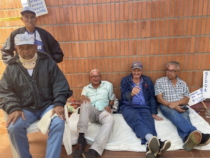 Jubilados CVG en huelga de hambre