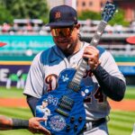 Miguel Cabrera fue homenajeado en Cleveland, y le obsequiaron una guitarra elétrica.