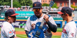 Miguel Cabrera fue homenajeado en Cleveland, y le obsequiaron una guitarra elétrica.