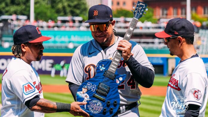 Miguel Cabrera fue homenajeado en Cleveland, y le obsequiaron una guitarra elétrica.