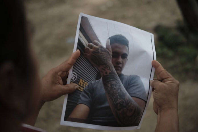 Rosa Reyes de Arévalo sostiene una foto de su hijo unico Jhaylander Raúl Arévalo desaparecido en una trocha en la frontera entre Colombia y Venezuela. 28/03/2023 Desaparecidos
