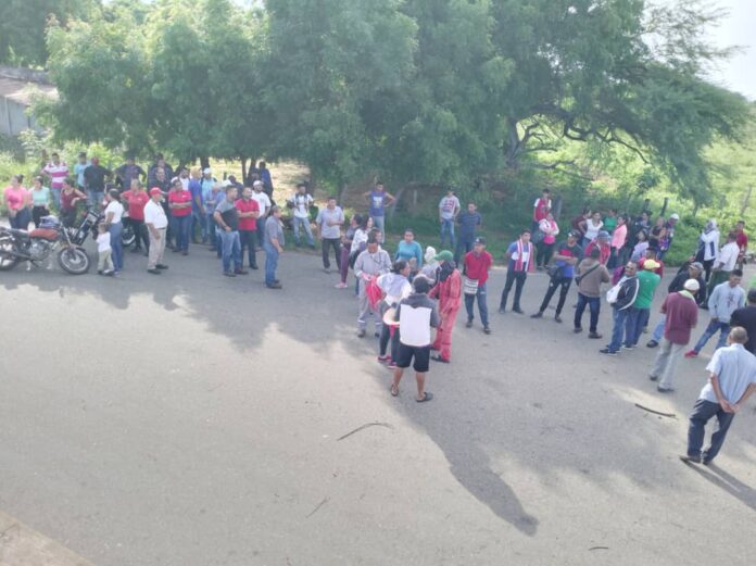 En el kilometro 40 se mantienen concentrados comunidad, miembros del consejo comunal y trabajadores de Petroboscán.