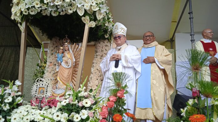 El Arzobispo de Arquidiócesis de Calabozo, Manuel Felipe Díaz en compañía de Monseñor Raul Ascanio durante la coronación/ Foto: Xiomara López