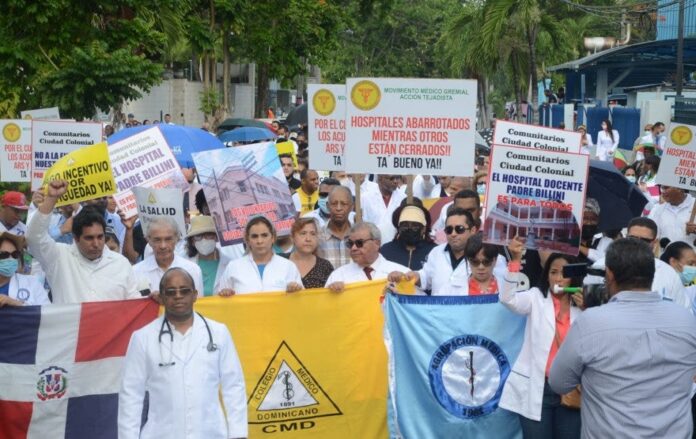 Medicos-protestaron-y-marcharon-hasta-el-Congreso-en-Republica-Dominicana