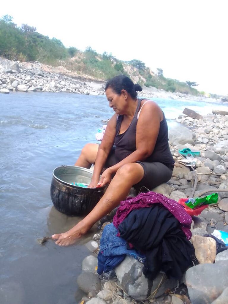 Vecina de Santo Domingo lavando ropa en el Rio Turbio
