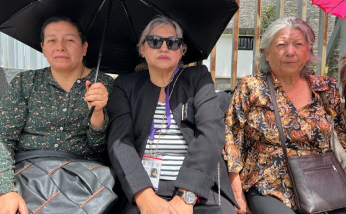 Madres de jóvenes becados