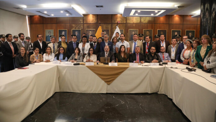 Asamblea de Ecuador apoya a la Policía y el Ejército y les garantiza indultos y amnistías Indultos y amnistías
