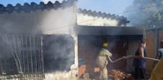 Casa quemada en El Amparo