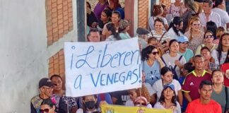 Maestros siguen protestando