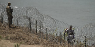 Cerca de alambre en la frontera