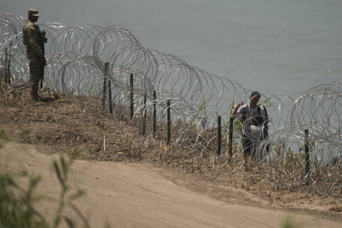 Cerca de alambre en la frontera