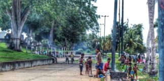 Una familia de indígenas warao está en la orilla del caño Manamo en Tucupita