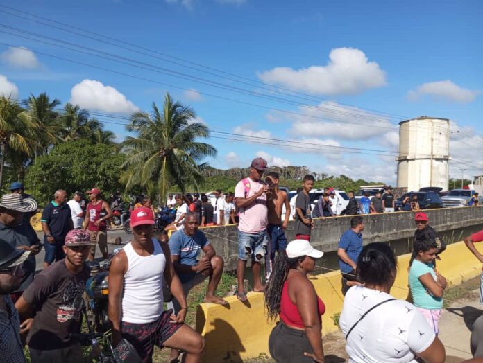 habitantes de Boca de Aroa en el estado Falcón protestaron por la interrupción del servicio eléctrico