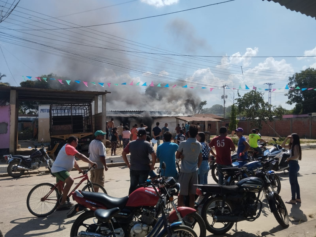 Testigos presenciando el incendio