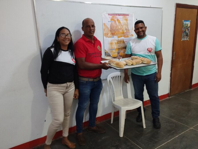 Participantes de educación media técnica en Fe y Alegría EduComunicación en el estado Sucre defendieron sus proyectos de emprendimiento.