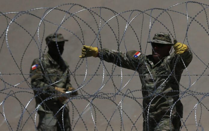El Supremo avala retirar el alambre de púas que Texas colocó en la frontera con México fuerte militar para evitar el paso de migrantes