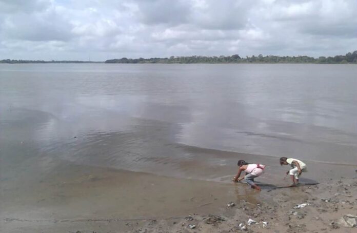 Niños juegas a orillas del Manamo