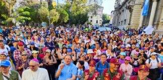 Merideños participan en el Viacrucis de la Montaña