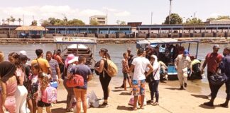 Turistas y residentes que pasan la Semana Santa en la Península de Araya, en Sucre, denunciaron colas por un bote que los lleve desde Cumaná.