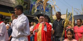 El obispo de la Diócesis de Machiques, monseñor Nicolás Gregorio Nava, ubicado al centro de la imagen.