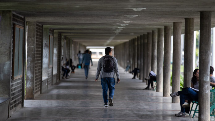 Alumnos y profesores universitarios