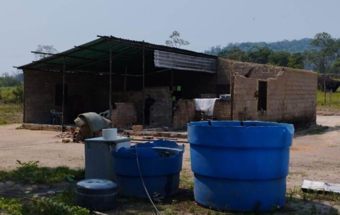 Una vivienda del pueblo indígena jivi en Amazonas quedó afectada por las lluvias a inicios de abril. El techo salió expulsado por el viento.