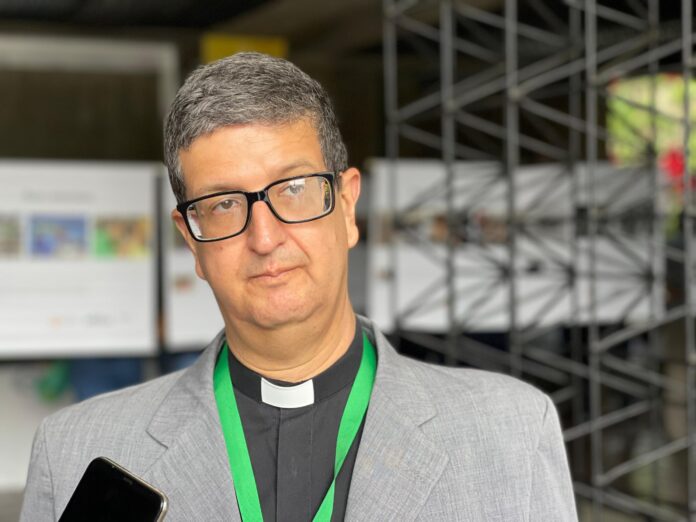 El rector de la UCAB, Arturo Peraza, SJ