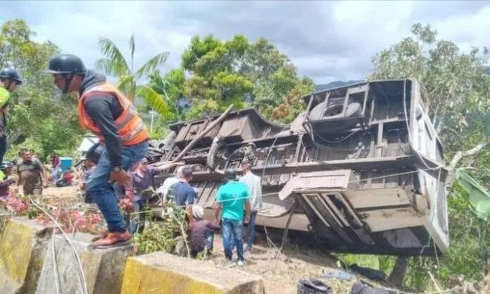 Autobus dos personas pierden la vida monagas