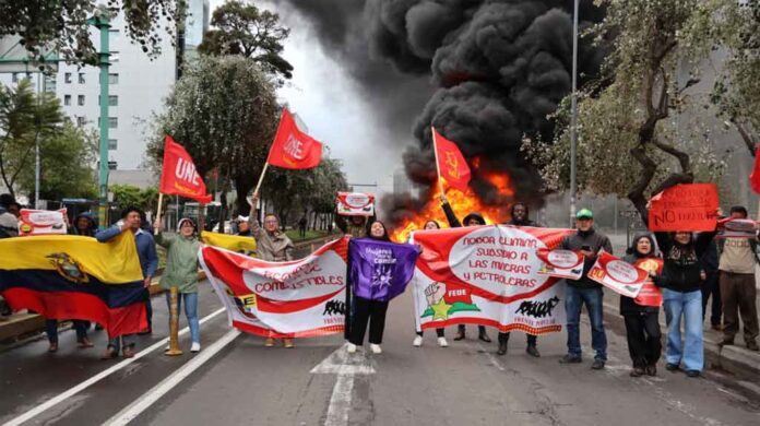 La sociedad civil ecuatoriana protestó este jueves 4 de julio contra el aumento de la gasolina Extra y la Ecopaís.