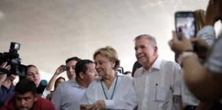 Edmundo González Urrutia votando