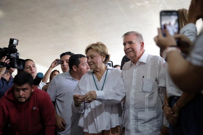 Edmundo González Urrutia votando