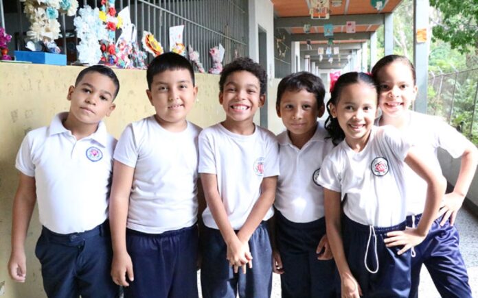 Niños de las escuelas de Fe y Alegría Venezuela