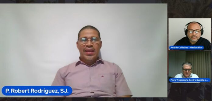 Robert Rodríguez, sj hablando sobre los jóvenes
