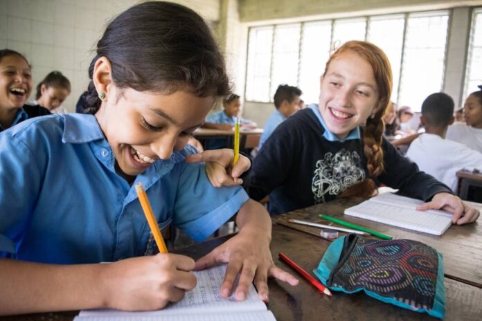 Estudiantes de la Escuela Técnica Industrial San José Obrero, ubicada en Caracas.