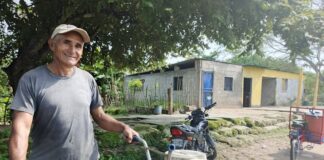 Habitantes de Guasdualito cargan agua por falla de planta