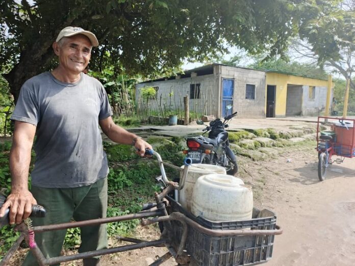 Habitantes de Guasdualito cargan agua por falla de planta