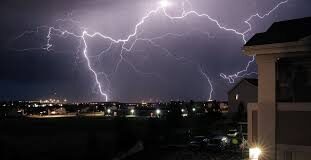 Una fuerte tormenta eléctrica acompañada de intensas lluvias y ráfagas de viento azotó Maracaibo y San Francisco