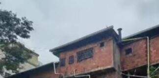Comercios y viviendas en el centro de San Cristóbal están en alarma por derrumbes
