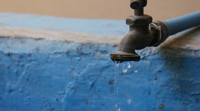 Fallas en suministro de agua perjudican a vecinos de La Isabelica en Valencia 